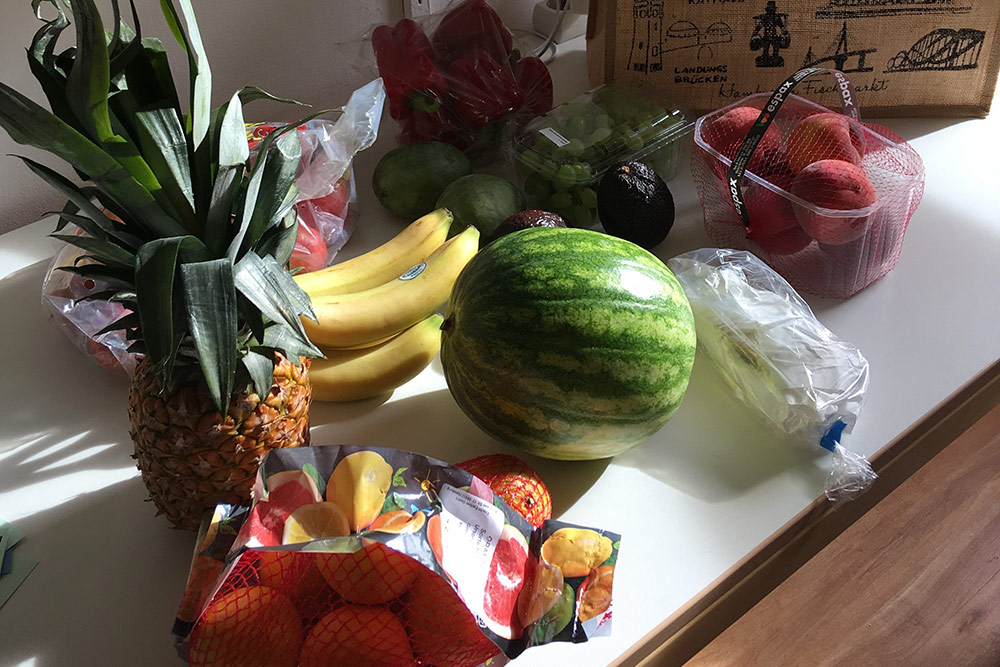 Через неделю после переезда я купила корзину фруктов за 11 €. Их хватило на две недели