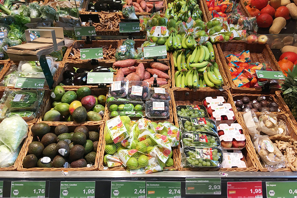 Цены на биофрукты в «Эдеке»: авокадо стоит 1,76 € за штуку, манго — 3,42 € за штуку, виноград — 2,93 € за полкило