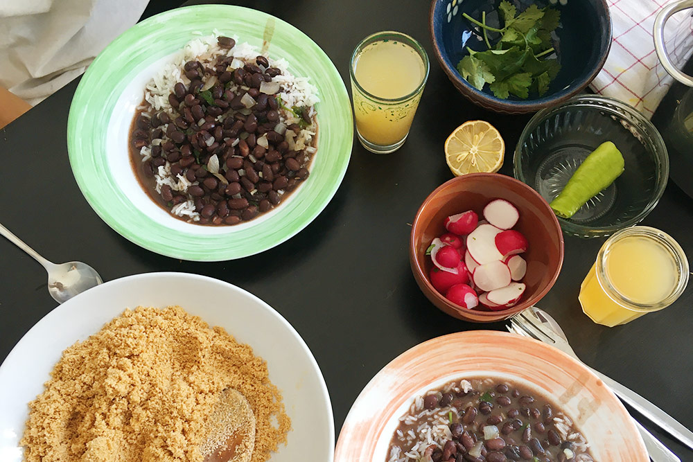 Традиционный бразильский обед: фейжао — рис с бобами — и фарофа. Обычно мы готовим рис и бобы на несколько дней по понедельникам