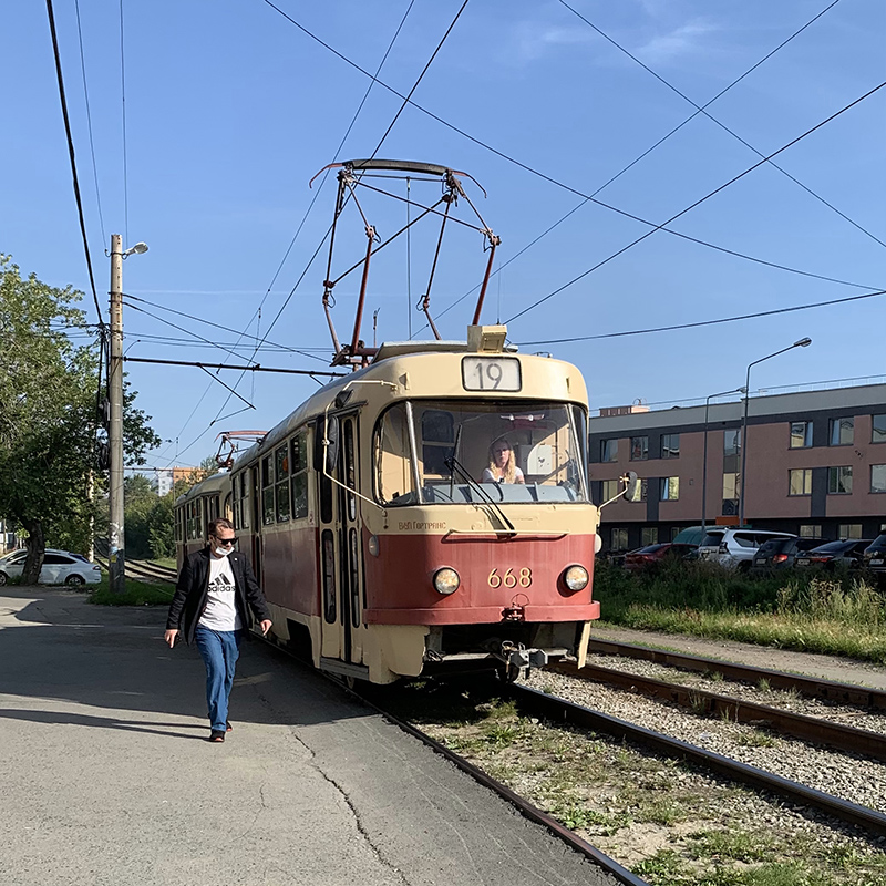 Многие трамваи в Екатеринбурге выглядят так