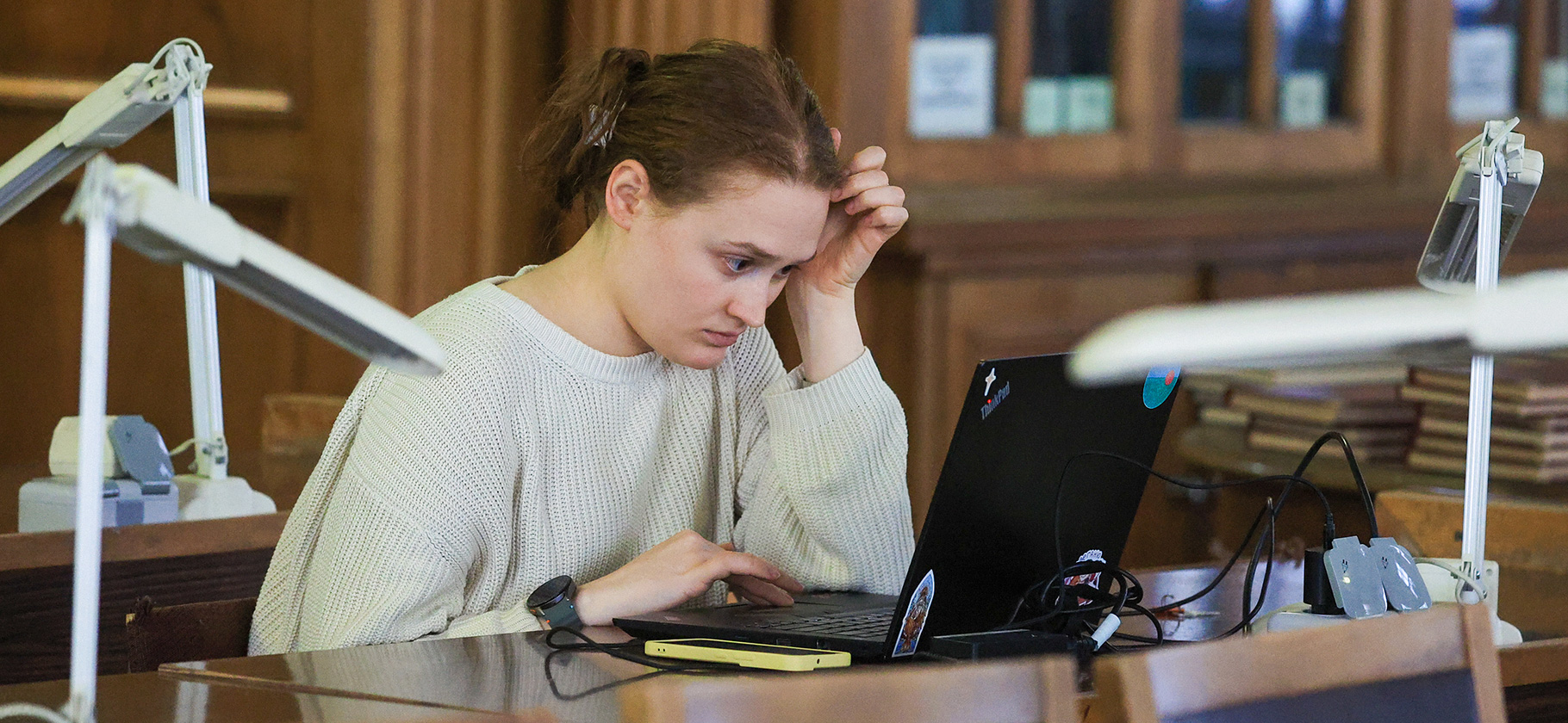 Студентов обвиняют в исполь­зо­вании ИИ​ при написании диплома: что известно о провер­ках «Антиплагиатом»