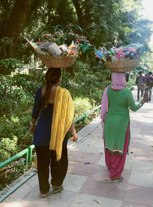 Местные женщины продают различные безделушки, с легкостью нося товар на голове
