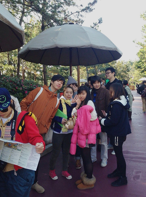 Это мои одноклассники — стоим в очереди на аттракционы в Tokyo Disneysea