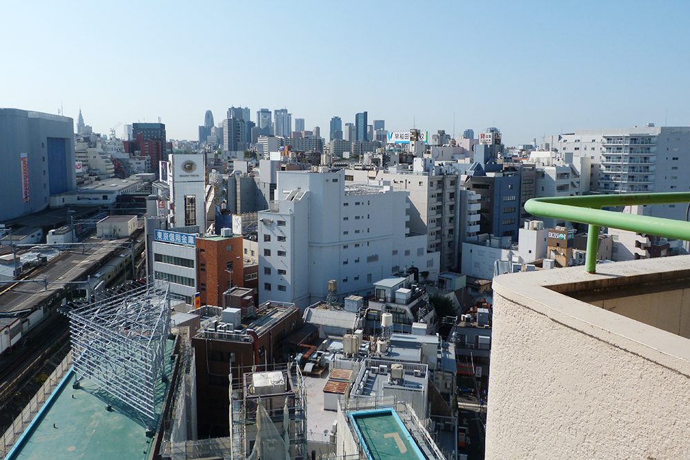Каждый раз, когда я езжу в Японию, я хожу в свой старый дом, забираюсь на крышу и сижу там. Это, наверное, одно из моих самых любимых мест в Токио
