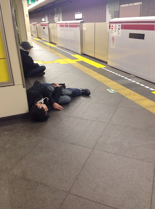 Я еду на работу, японцы спят после попоек