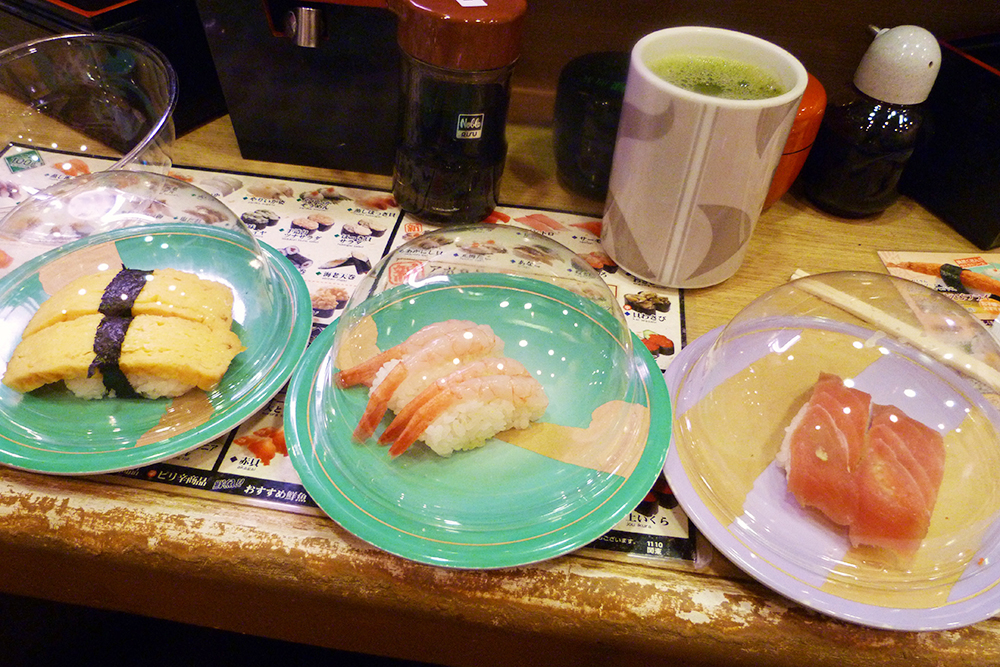 На моих тарелках — суши с омлетом, креветкой и тунцом