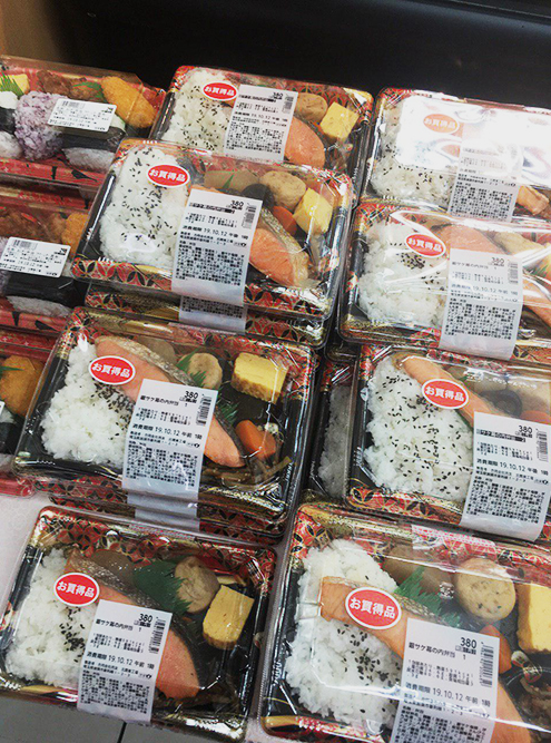 Это готовые блюда — рис и рыба по 380 ¥ (255 ₽) за порцию