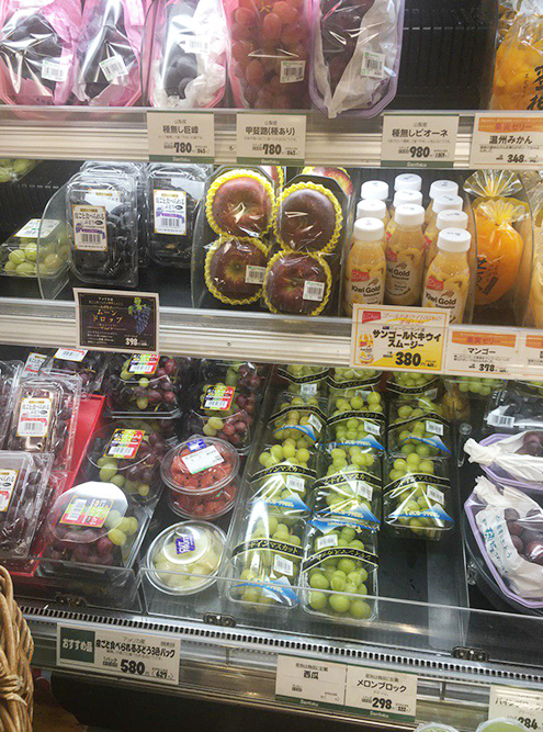 Самое дорогое удовольствие в Японии — фрукты. Например, виноград в зависимости от сорта стоил 284—780 ¥ (191—524 ₽)