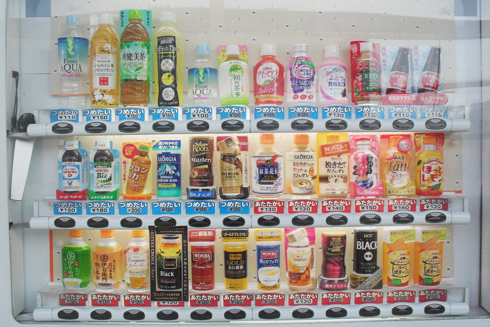 В торговых автоматах есть что угодно — от сигарет до контактных линз. Автоматы с напитками в Японии особенно популярны. В них бывают чай, кофе, сок, обычная вода и даже кукурузный суп. Синим цветом подсвечены холодные напитки, красным — горячие. Все по цене 100—150 ¥ (67—101 ₽)