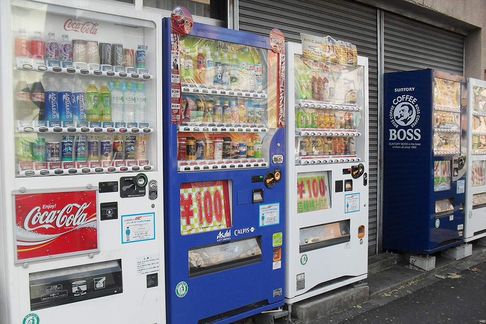 Чтобы сэкономить, можно пользоваться автоматами-стоенниками: напитки там такие же, а цена на все — 100 ¥ (67 ₽). Обычные автоматы и стоенники, как правило, стоят рядом