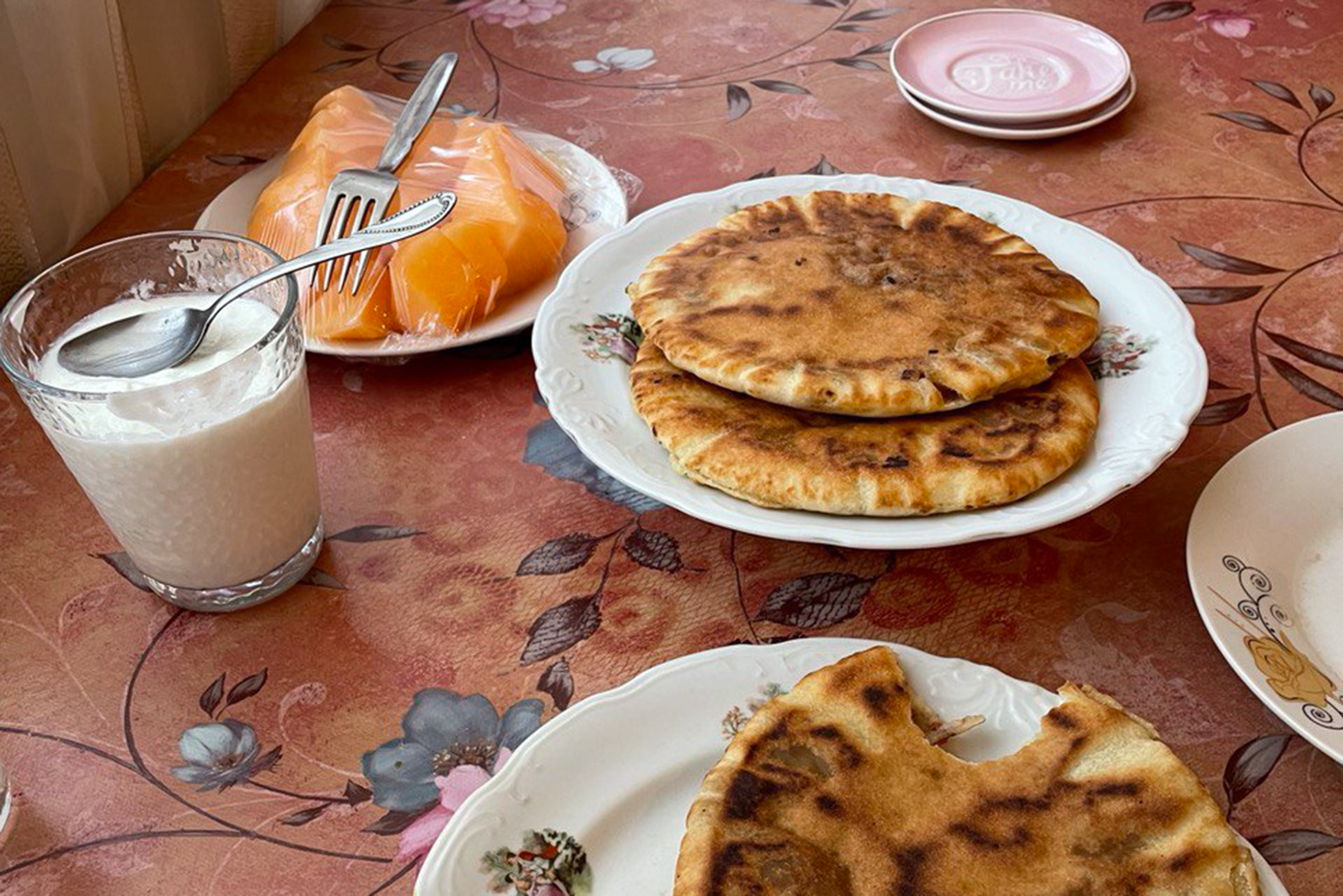 На обед или ужин дома я часто ел классические левантийские лепешки араис — питу, запеченную с фаршем и томатами