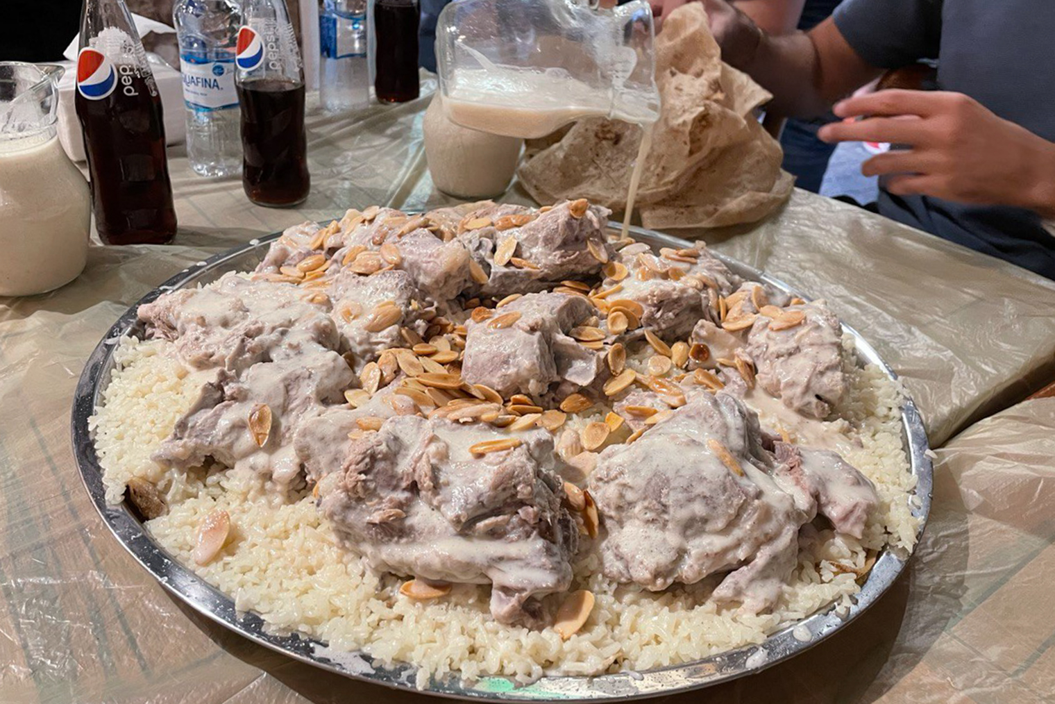 Традиционное иорданское блюдо мансаф — рис с бараниной, залитый густым молоком. Его брали нечасто, только когда выбирались с другими студентами, потому что мясо в Иордании значительно дороже еды из нута