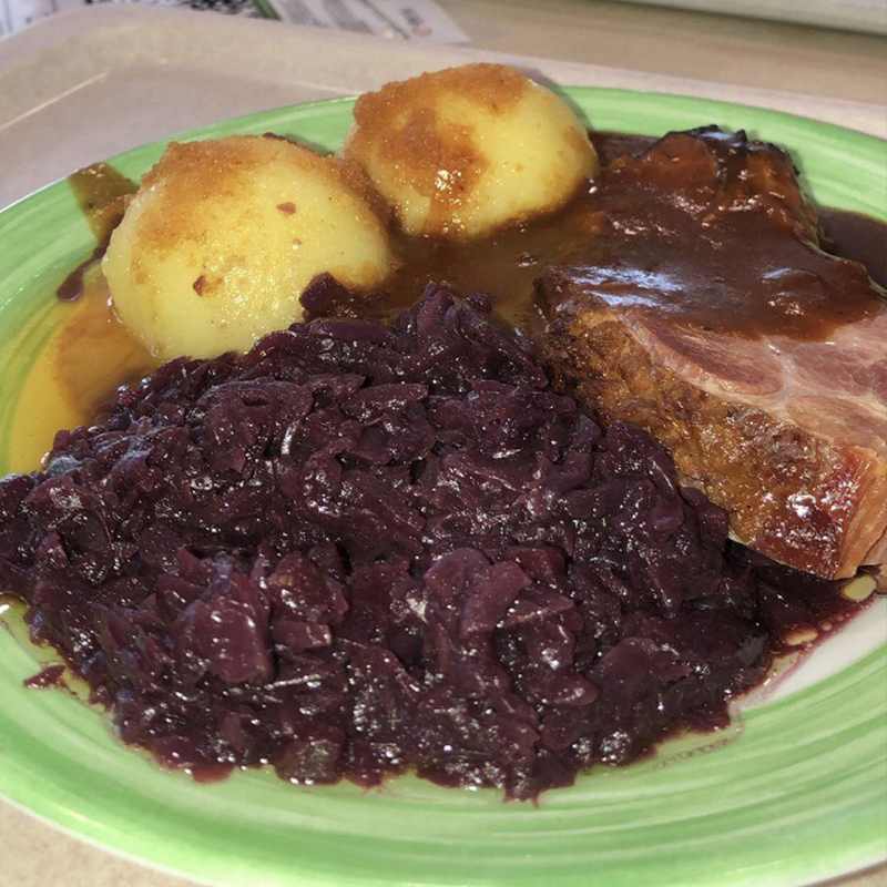 Обед из столовой университета за 3 € (217,5 ₽). На тарелке жареная свинина с красной капустой и картофельными клецками — традиционное немецкое блюдо, которое часто готовят на Рождество