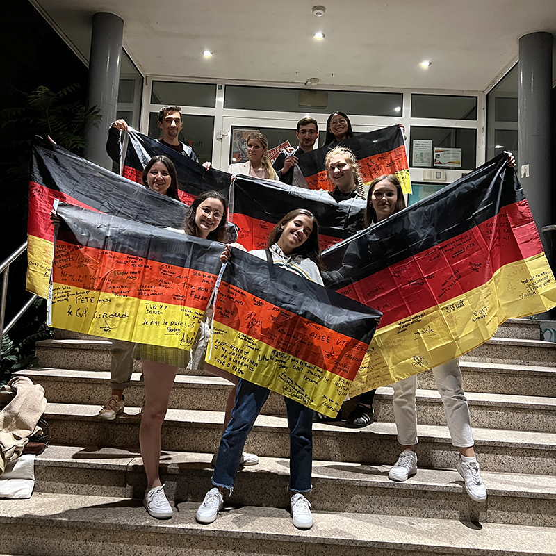 В последние дни учебы мы придумали закупиться немецкими флагами и написать друг другу пожелания на память