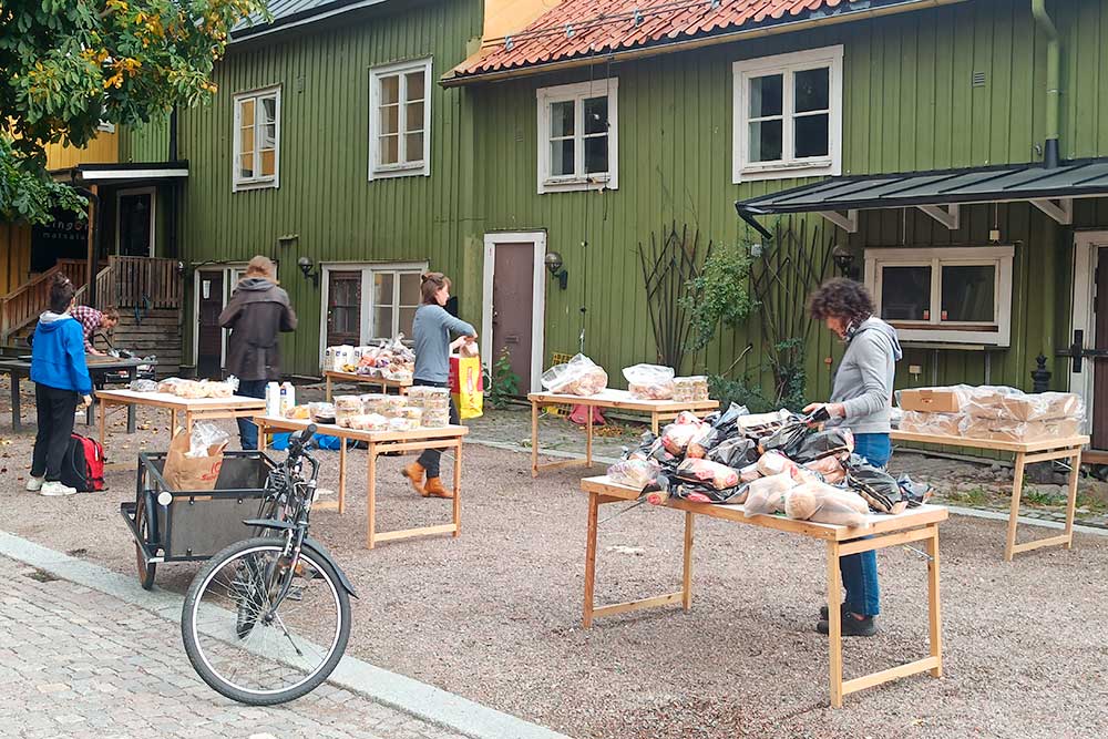 Вот так выглядела раздача еды. Волонтеры привозят ее на велосипедах, потом раскладывают на столах и регулируют очередь. Взять можно столько, сколько тебе нужно. Главное, чтобы еда не пропала