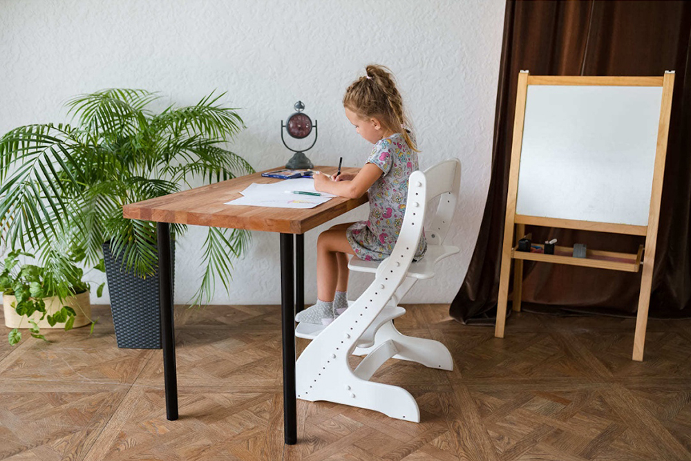 Так выглядит «растущий» стул: высоту сиденья и подставки для ног легко менять в зависимости от роста ребенка и высоты стола. Источник: roststul.ru