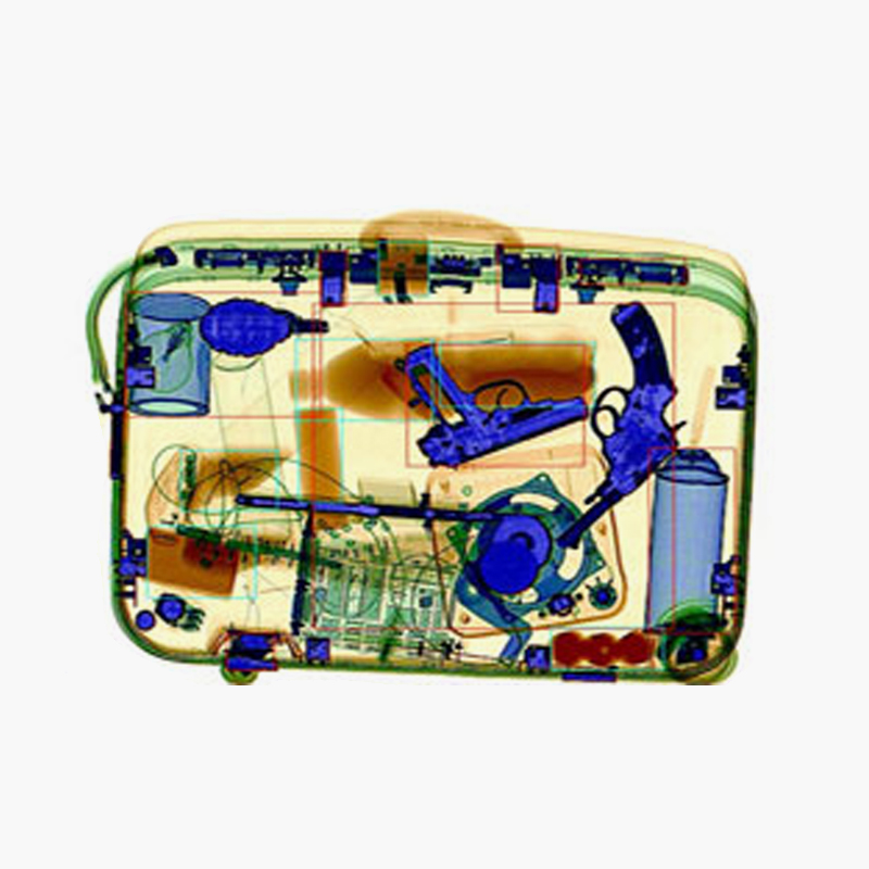 Изображения разных предметов на экране интроскопа. Компьютер красит в оранжевый цвет органические вещества, например пластмассовые бутылки, в зеленый — легкие металлы, например алюминиевый корпус чемодана, а в синий — тяжелые металлы, например гранату и пистолет. Источник: patent-dubl.kz