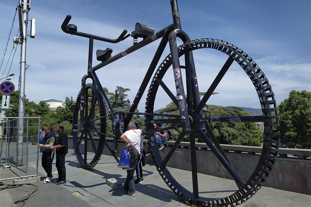 Памятник велосипеду на площади Первой Республики