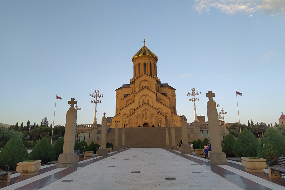 В Тбилиси много церквей. Размерами выделяется храм Цминда Самеба — главный в Грузии. Он стоит на возвышенности и потому хорошо виден из многих мест в городе. Рядом есть лавочки, но территорию церкви сильно продувает