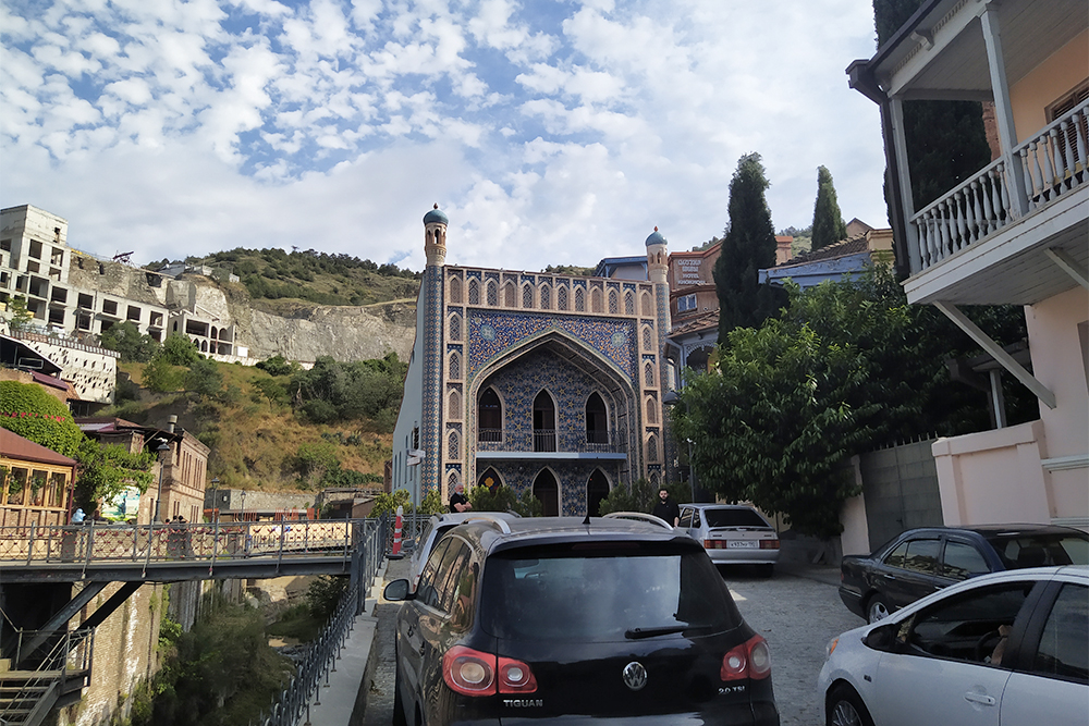 Голубая баня рядом с Нарикалой также известна как Пестрая и Орбелиановская. Она скорее похожа на мечеть, чем на баню