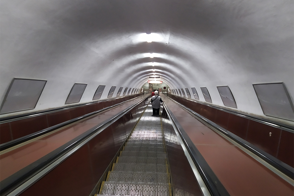 В отличие от Москвы, в тбилисском метро на эскалаторе все стоят, никто не бегает по левой стороне