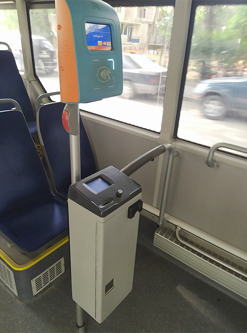 В автобусе верхний модуль — для оплаты картой, нижний — монетами