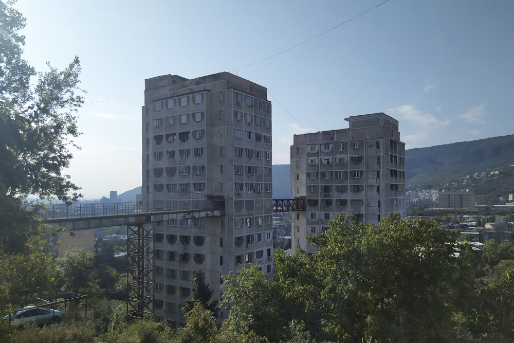 Жилые высотки на улице Нуцубидзе, соединенные мостами. Памятник советской архитектуры