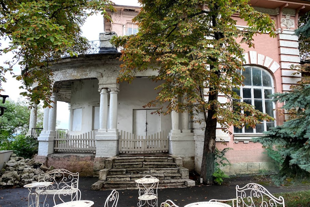 В конце 19 века на лечение в Пятигорск приезжало много знатных семей, с того времени остались памятники архитектуры