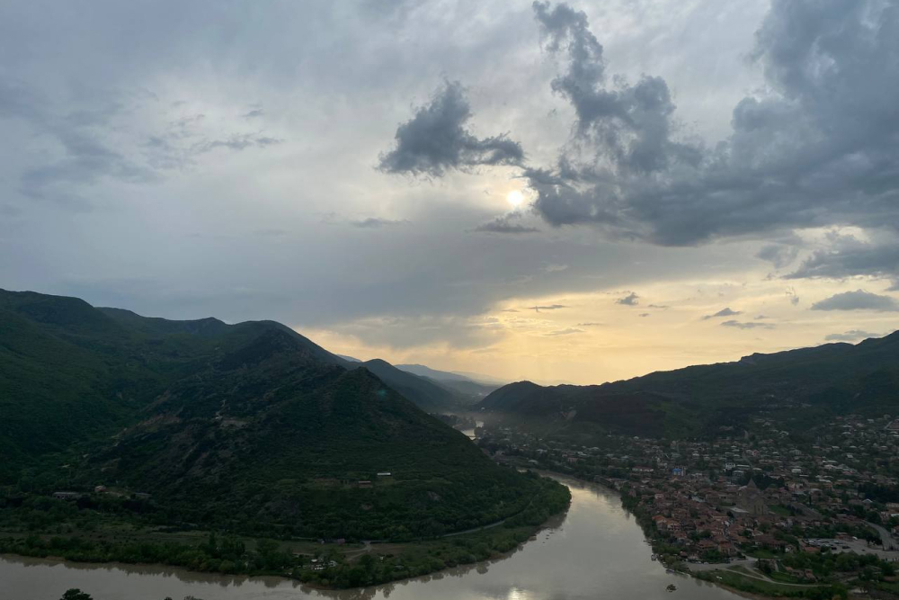 В получасе езды от Тбилиси находится лучшее место для встречи закатов — Мцхета