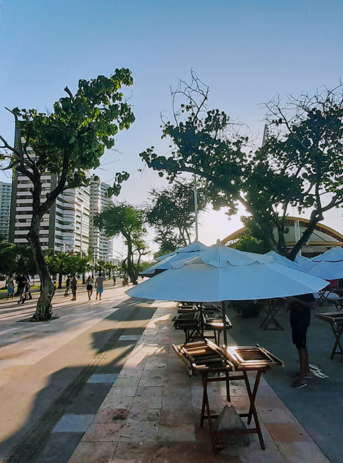 Набережная Форталезы перед закатом. В это время жара спадает и множество людей высыпают на улицу гулять, купаться, играть в волейбол