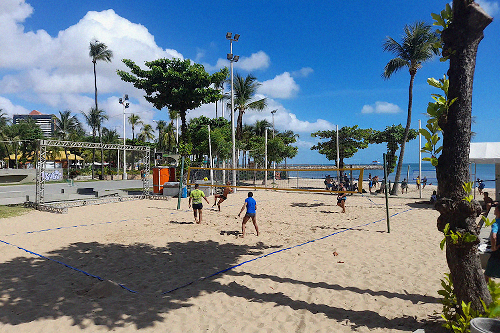 В центре города ребята играют в пляжный волейбол — даже спустя три месяца не перестаю этому удивляться