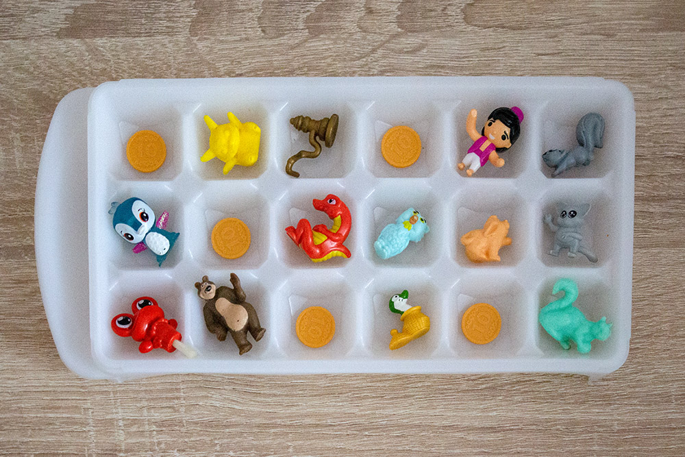 Для ребенка постарше, который уже не тянет предметы в рот, можно заморозить фигурки из киндер-сюрприза или игрушечные монеты