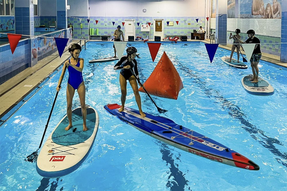 На занятиях в бассейне отрабатывают равновесие и маневрирование. Источник: sup⁠-⁠spb.ru