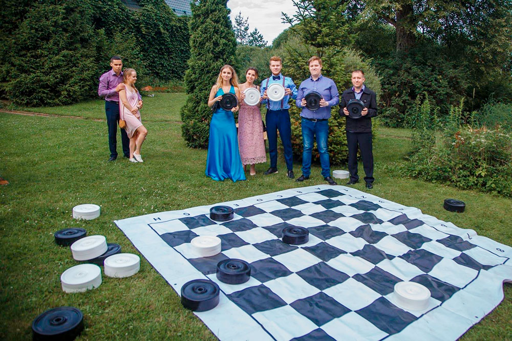 Пока одни гости любуются окрестностями, другие устроили в саду соревнования в шашки. Победная ничья
