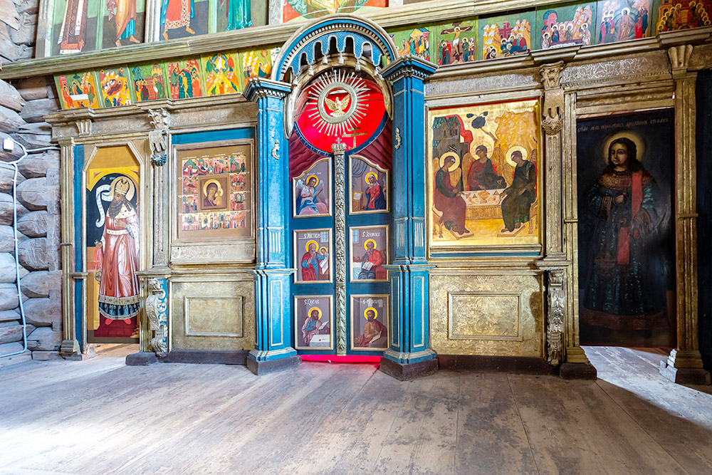 Свет из высоко расположенных окон красиво выделяет иконостас. Его конструкция сохранилась с 17⁠—⁠18 веков, однако сами иконы — копии. Оригиналы хранятся в Художественном музее Казани. Фото: FotograFFF / Shutterstock