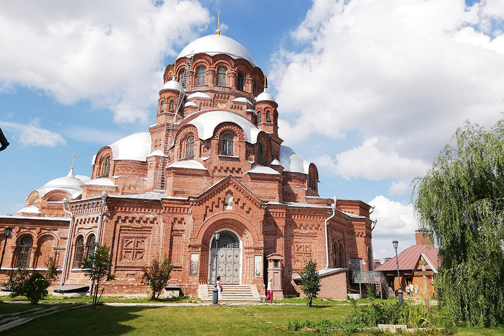 Скорбященский собор построен в 1906 году в неовизантийском стиле, он украшен крестами, геометрическими фигурами, полуколоннами между окнами