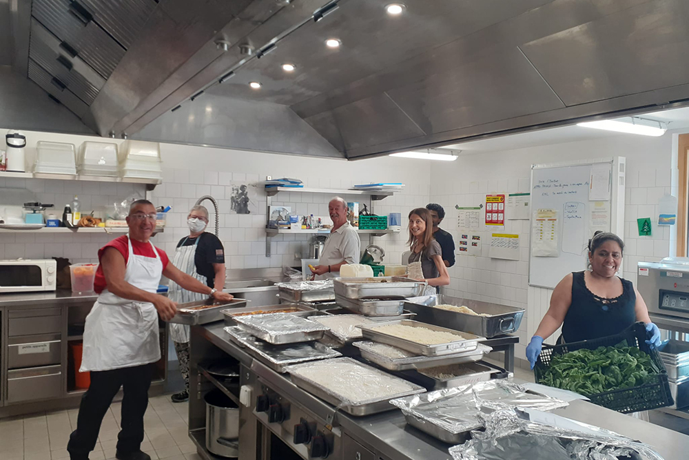 Фонд Mère Sofia ждет волонтеров, которые не боятся работы на кухне