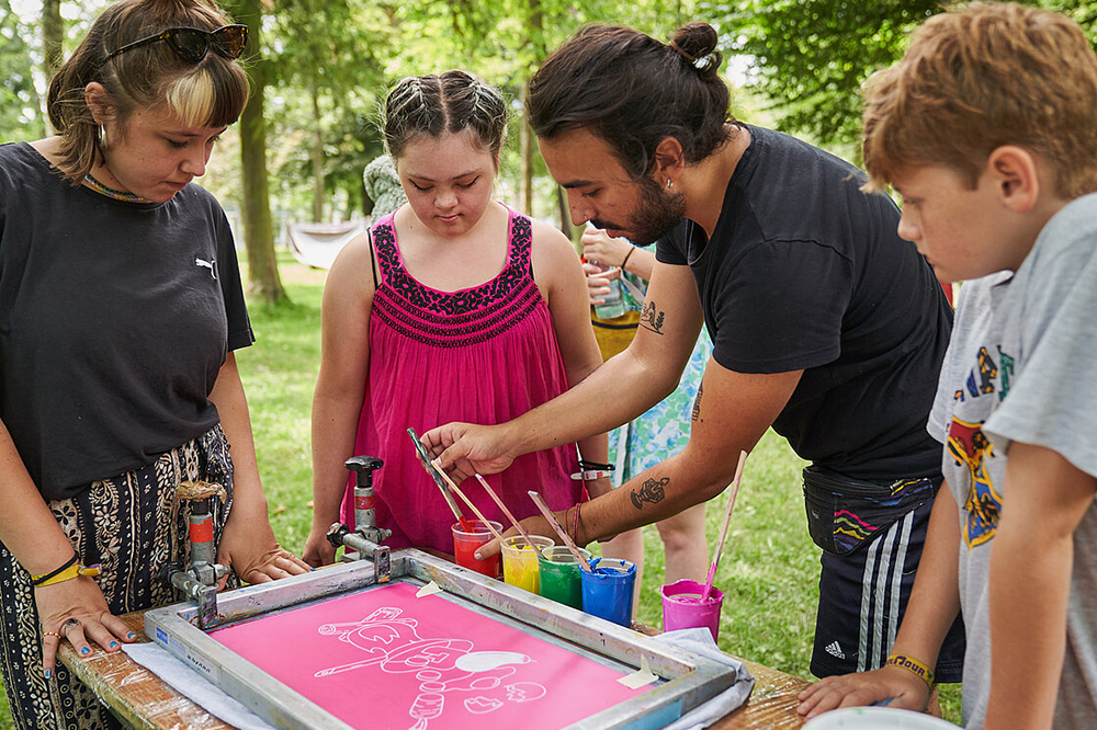 В организации Blindspot волонтеры организовывают летний лагерь — там можно проявить свои творческие способности