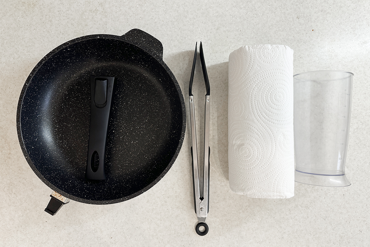 Из инвентаря понадобится сотейник или глубокая сковорода диаметром от 28 см, высокий стакан — у меня от блендера, — бумажные полотенца, кухонные щипцы. Еще нужны деревянные шпажки на 3—5 см длиннее сосисок — они остались за кадром