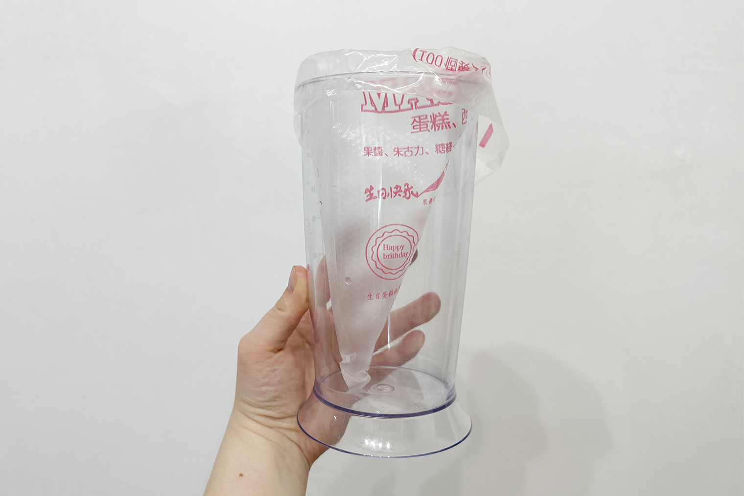 Наполнять кондитерский мешок удобно с помощью высокого широкого стакана