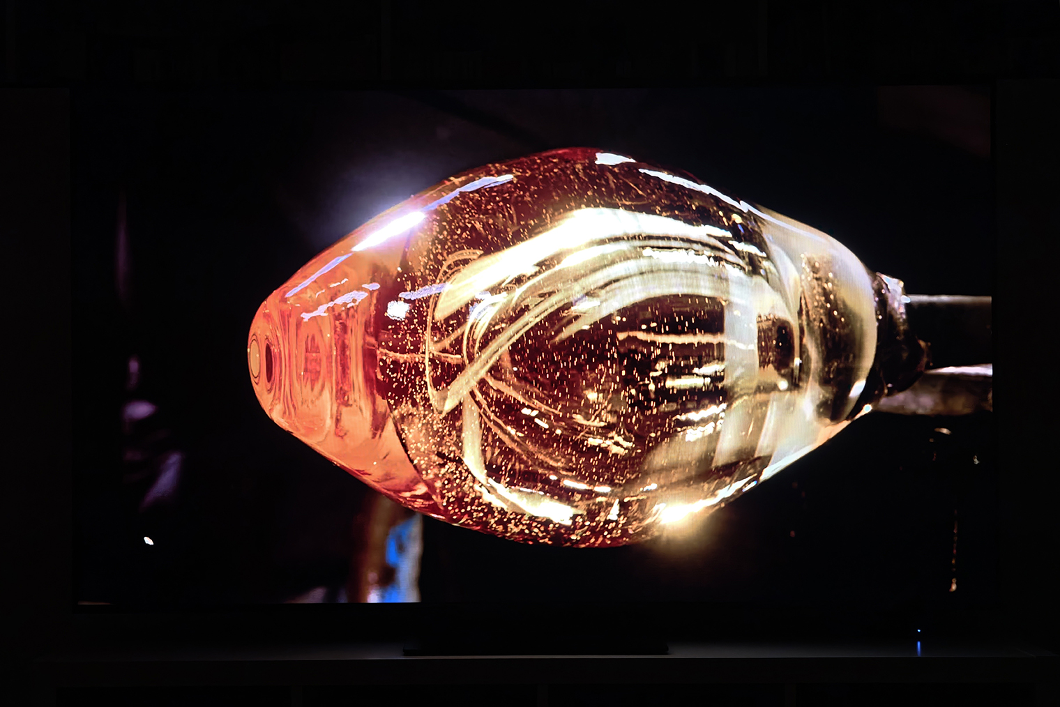 На продвинутом QD-Mini LED-телевизоре TCL C7L контрастность на порядок лучше. Но за ту же цену экран тут намного меньше, всего 65 дюймов