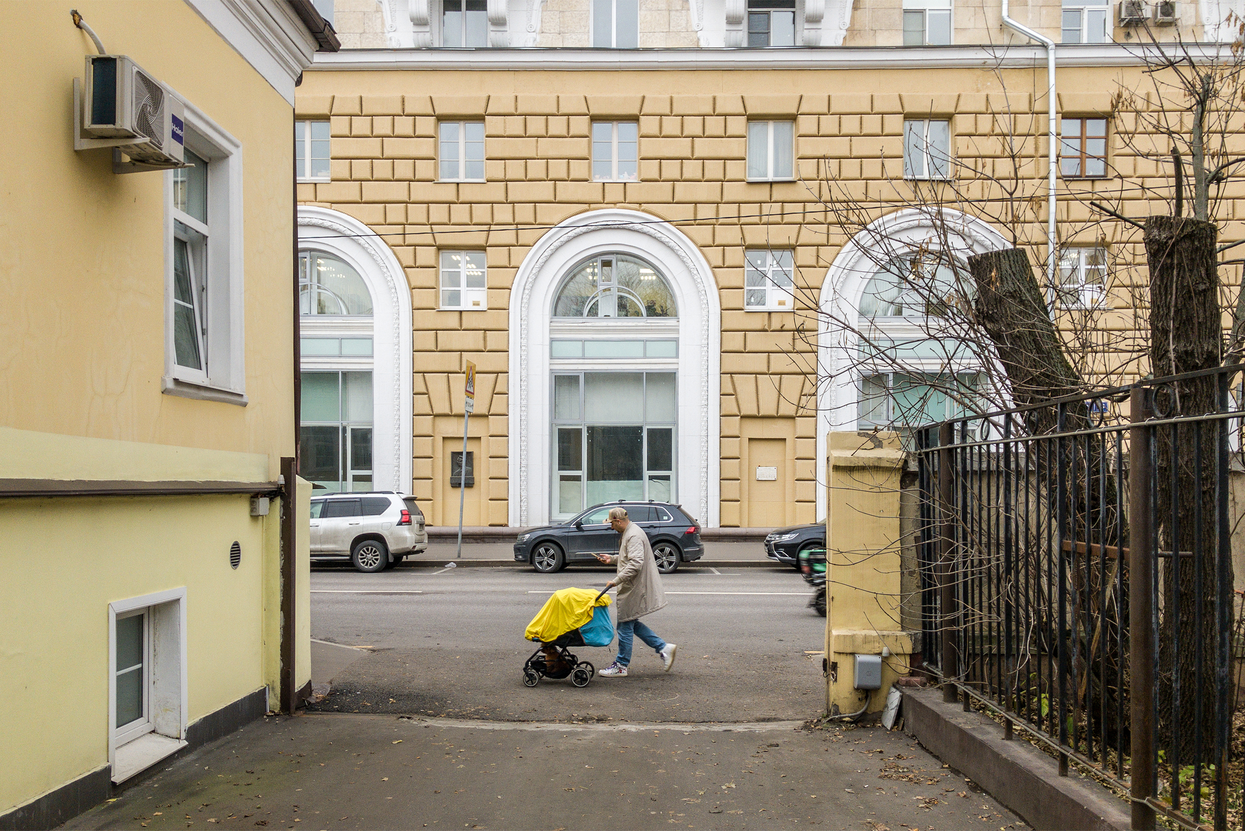 Гончарная улица, один из двух домов на первой линии, в которых селили советскую элиту. Несмотря на возраст — этот, например, построен в 1957 году, — дома по⁠-⁠прежнему престижные. Квартиры в них стоят от 35 млн рублей