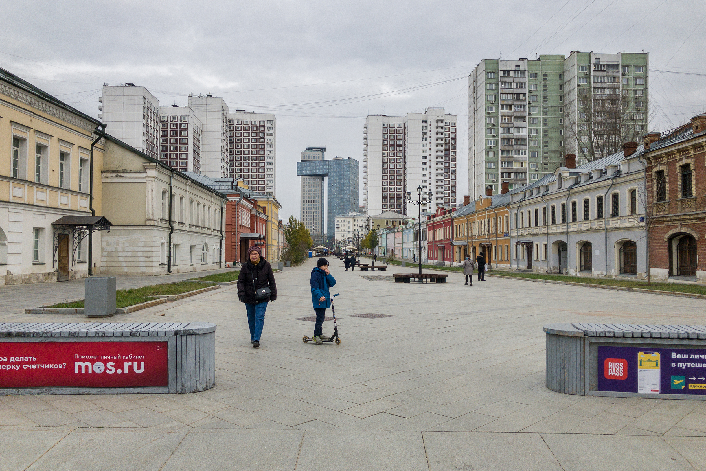Школьная улица, как бы заповедник старинной Москвы, — без автомобилей, но и, увы, почти без жизни. Так, проходная артерия
