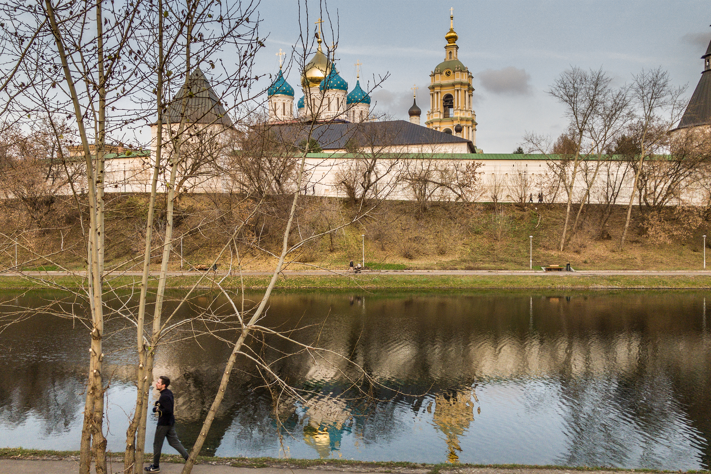 Один из любимейших пейзажей этой части района — вид от пруда на Новоспасский монастырь