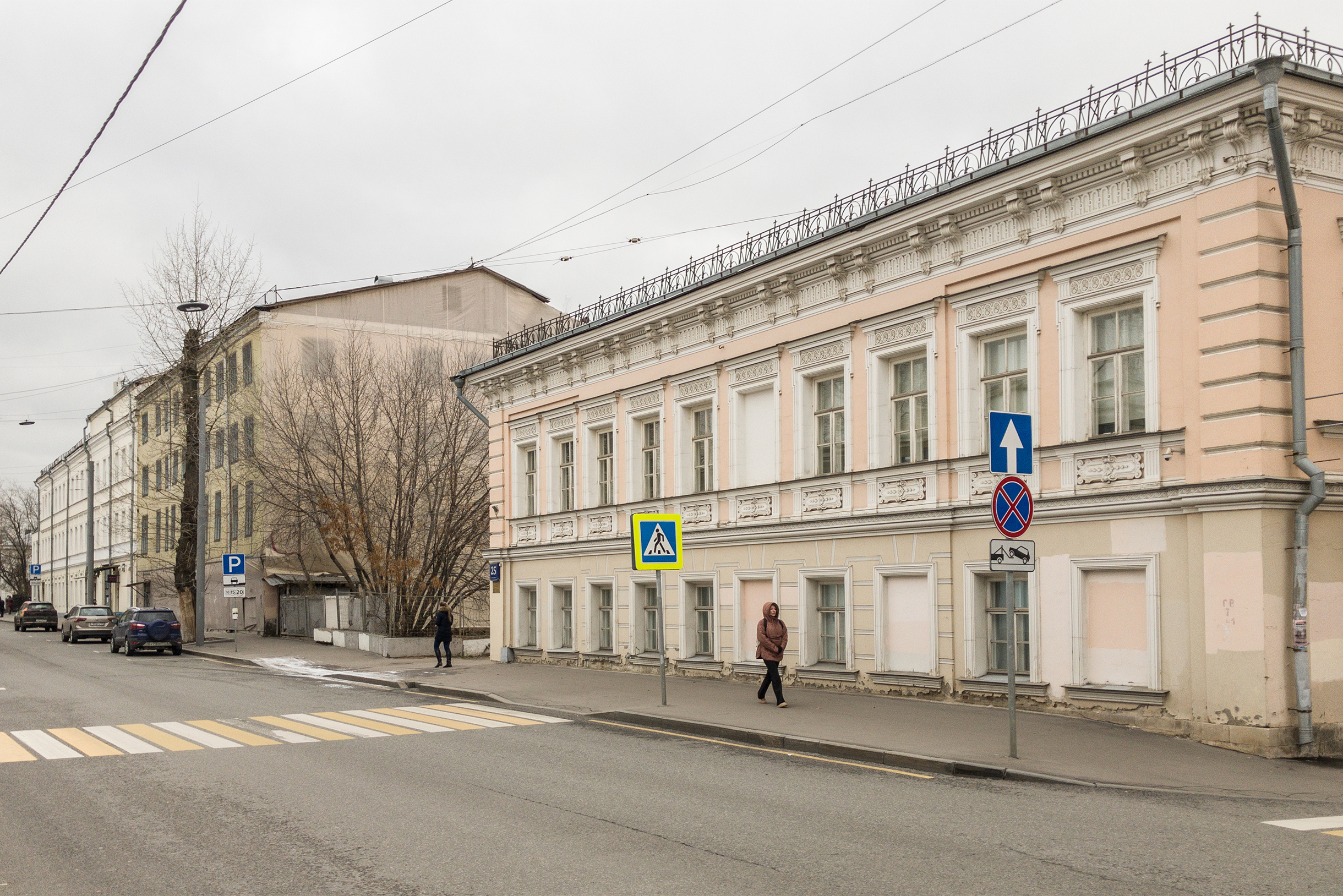 Большая часть застройки — малоэтажные дореволюционные здания, но в середине улицы есть несколько жилых домов советского периода