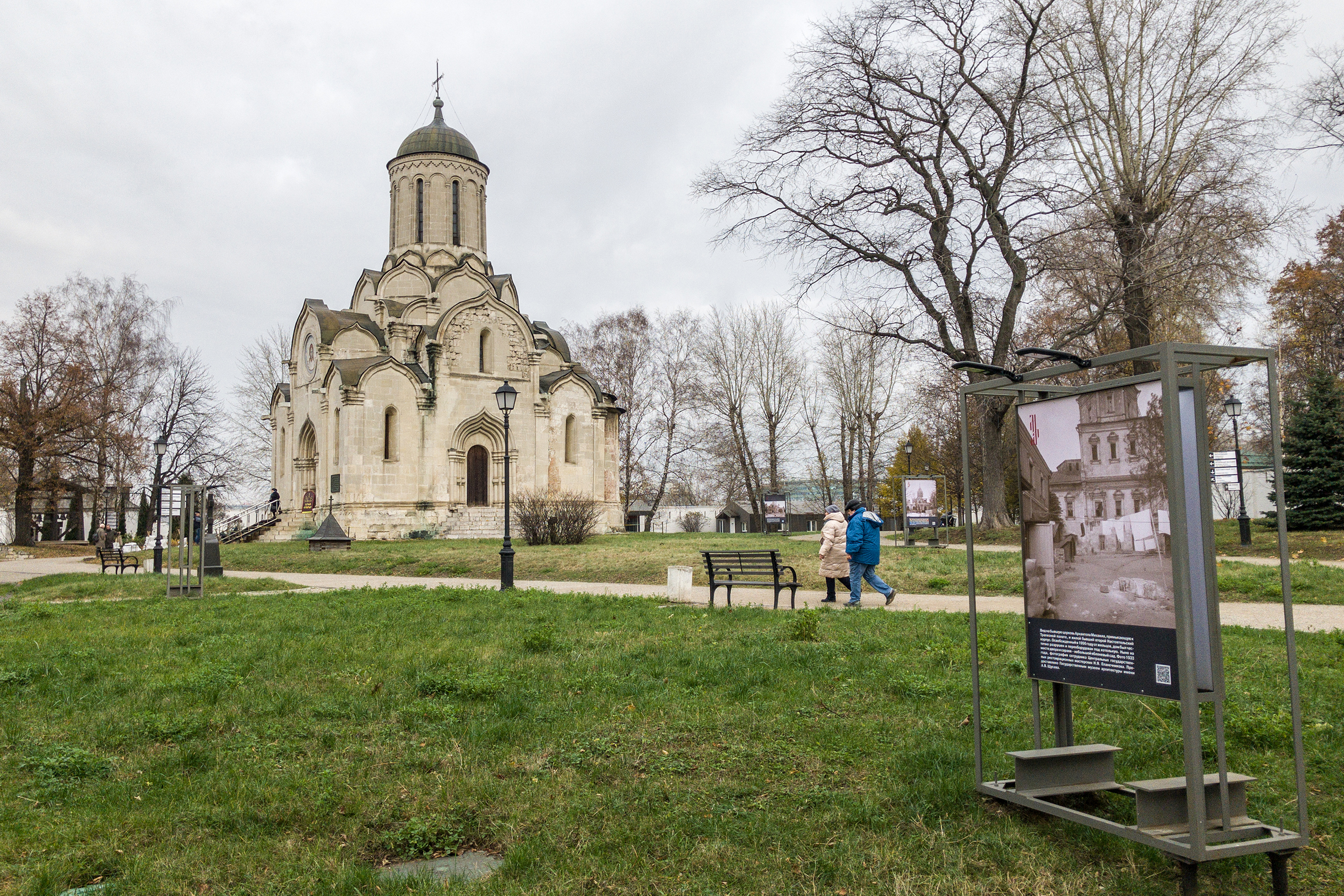 Внутри Спасского собора сохранились фрагменты росписей Андрея Рублева