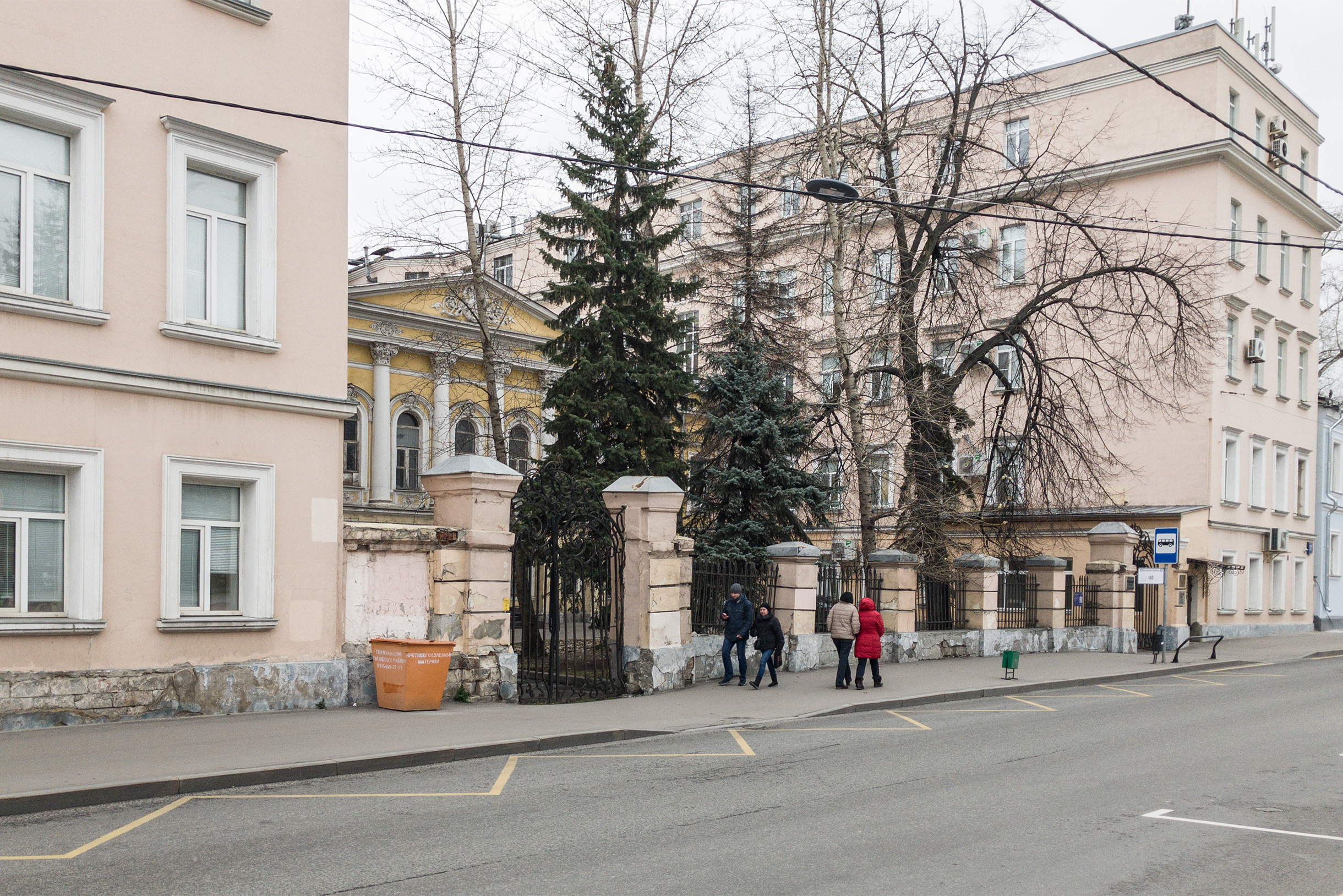 За оградой виднеется бывший особняк Морозовых на улице Солженицына