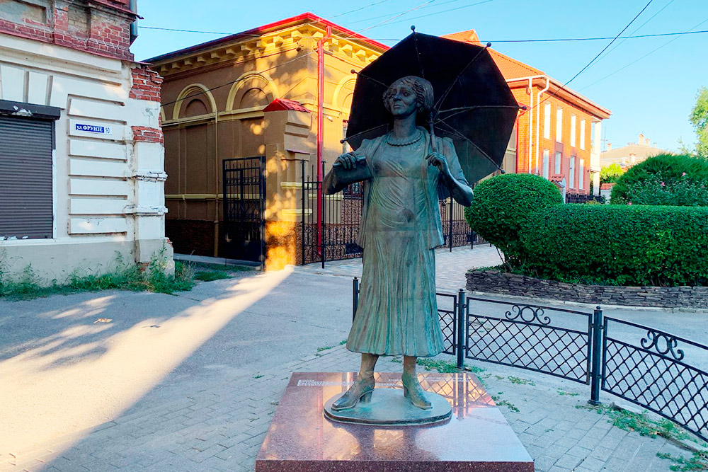 Памятник Фаине Георгиевне неподалеку от кафе «Фрекен Бок» — актриса, известная своими ироничными высказываниями и комедийными ролями, родилась и провела детство в Таганроге