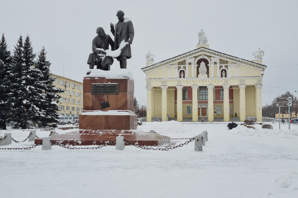 Драматический театр на площади и памятник Черепановым