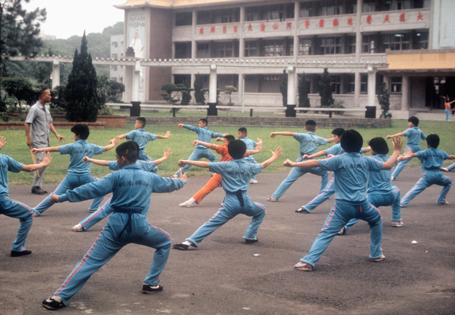 Дети из китайского Ханчжоу практикуют тай⁠-⁠чи, 1978 год. Фотография: Gianni Ferrari / Getty Images